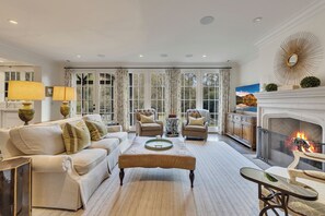 Smart TV, fireplace, offices - World Cup Luxury Estate | Theater | Nature Reserve (Atlanta)