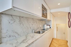 Appartement | Cuisine privée | Réfrigérateur, four à micro-ondes, surface de cuisson, cafetière-théière