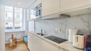 Apartamento | Cocina privada | Frigorífico, microondas, placa de cocina y cafetera o tetera