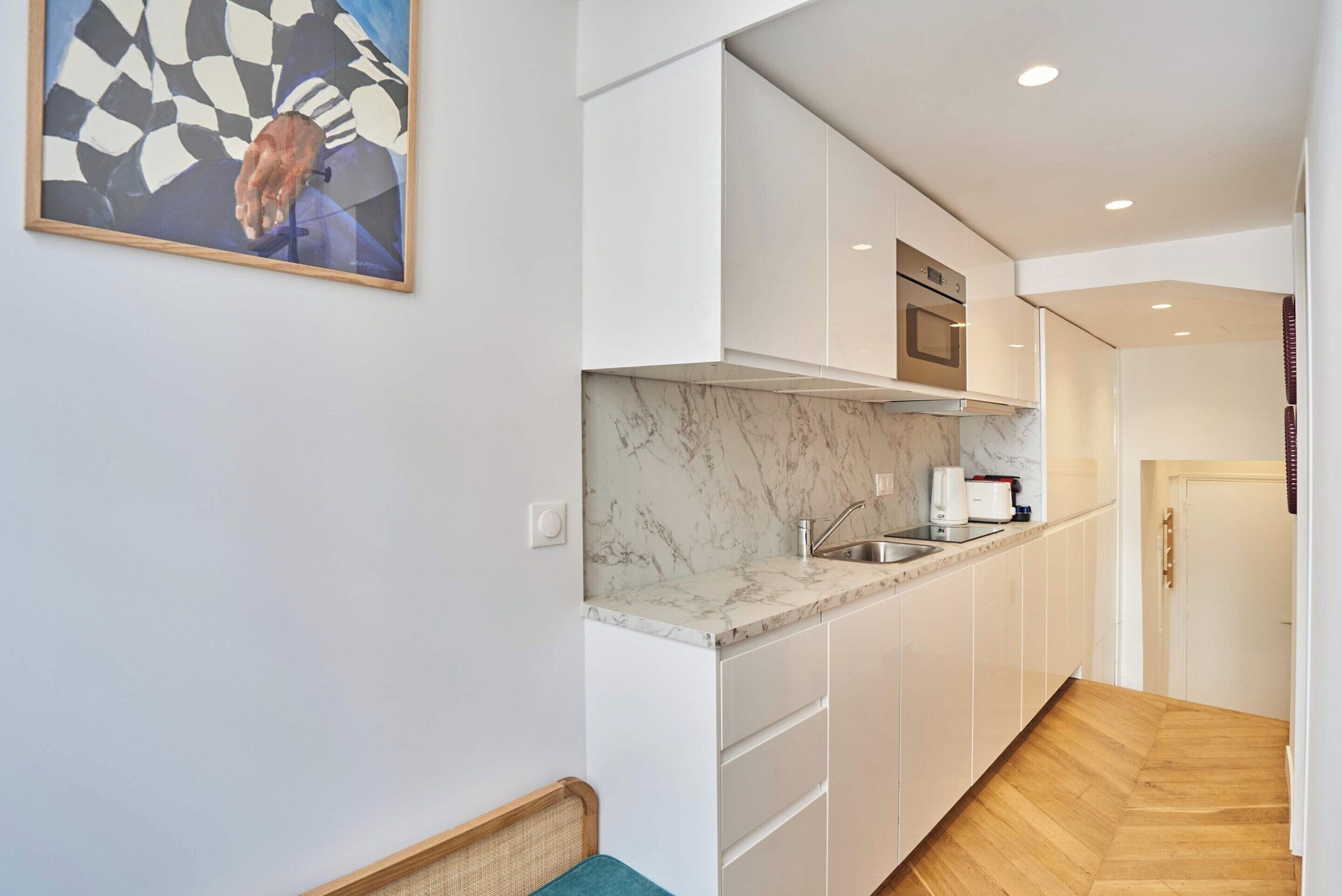 Appartement | Privékeuken | Een koelkast, een magnetron, een kookplaat