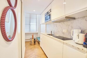 Apartamento | Cocina privada | Frigorífico, microondas, placa de cocina y cafetera o tetera