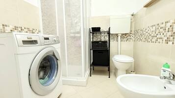 Dusche, Bidet, Handtücher