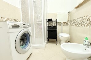 Shower, bidet, towels - P072 – Porto Recanati, comfortable three-room apartment just steps from the sea (Porto Recanati)