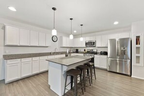 Comfort-værelse til 4 personer - udsigt til have | Privat køkken | Køleskab, mikrobølgeovn, ovn, kogeplade