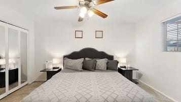 Habitación cuádruple Confort, vistas al jardín | Tabla de planchar con plancha y wifi gratis