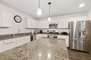 Comfort Quadruple Room, Garden View | Private kitchen | Fridge, microwave, oven, stovetop - Tempe Delight with Heated Pool  (Tempe)