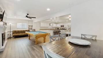 Habitación cuádruple Confort, vistas al jardín | Sala de juegos