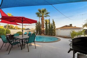 Outdoor dining - Tempe Delight with Heated Pool (Tempe)