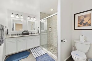 Comfort Quadruple Room, Garden View | Bathroom | Towels, soap, shampoo, toilet paper - Tempe Delight with Heated Pool (Tempe)