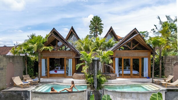 A resort with two wooden villas, a swimming pool, and lush tropical vegetation. - Govala Usada Ubud Villa (Tegallalang)