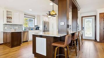 Jääkaappi, mikroaaltouuni, uuni, liesi