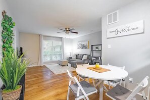 Interior - 15 MIN Walk To Campus with Free Parking - Close Downtown (Austin)