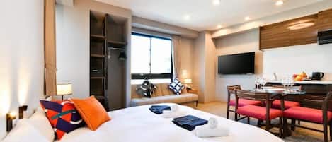 In-room safe, laptop workspace, iron/ironing board, free WiFi