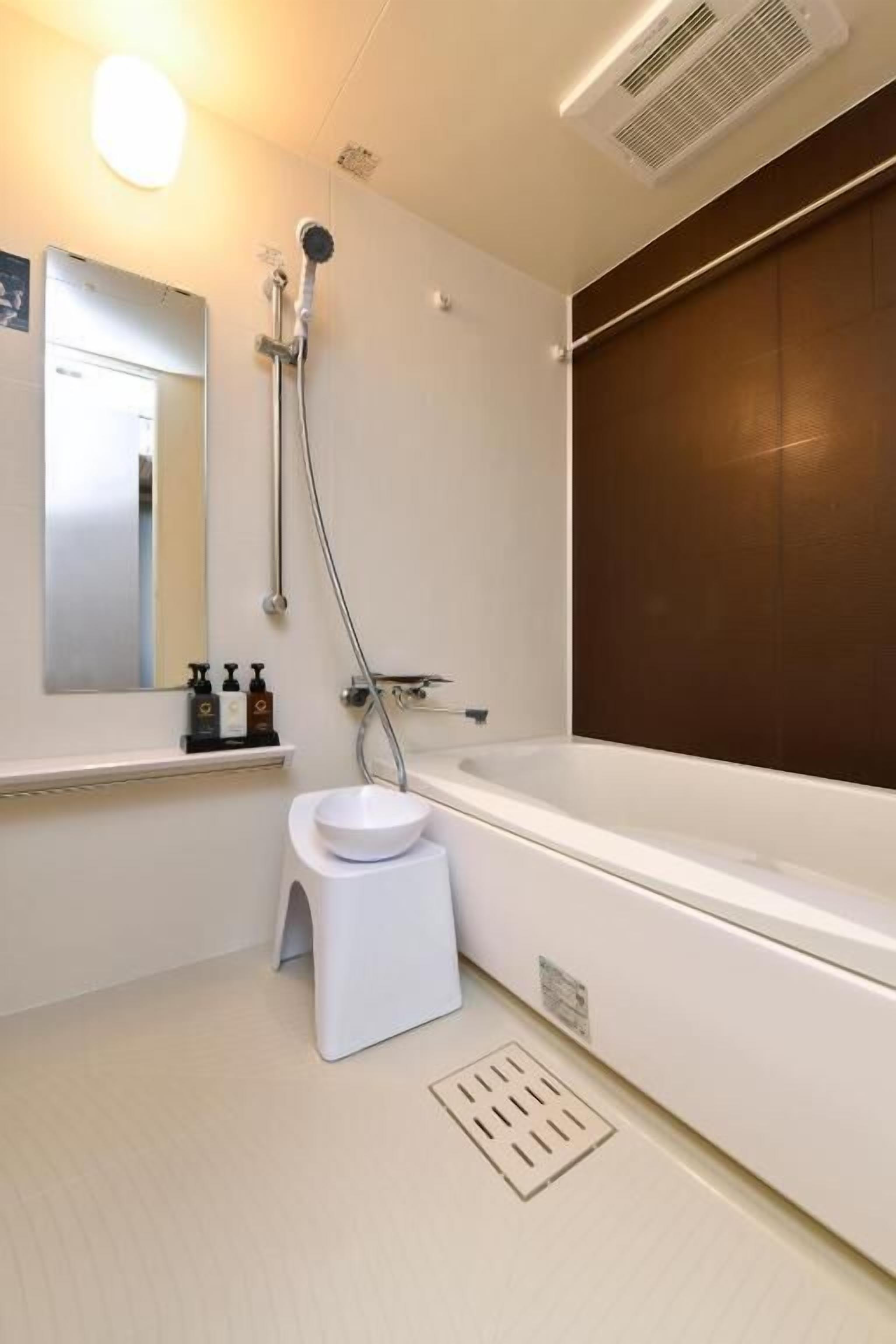 Superior Apartment | Bathroom | Combined shower/tub, free toiletries, hair dryer, slippers