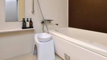 Superior Apartment | Bathroom | Combined shower/tub, free toiletries, hair dryer, slippers