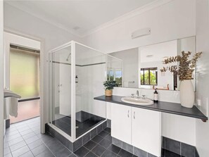 Shower, hair dryer - Sailors Hill Retreat—Bushland Living by the Coast (Naturaliste)