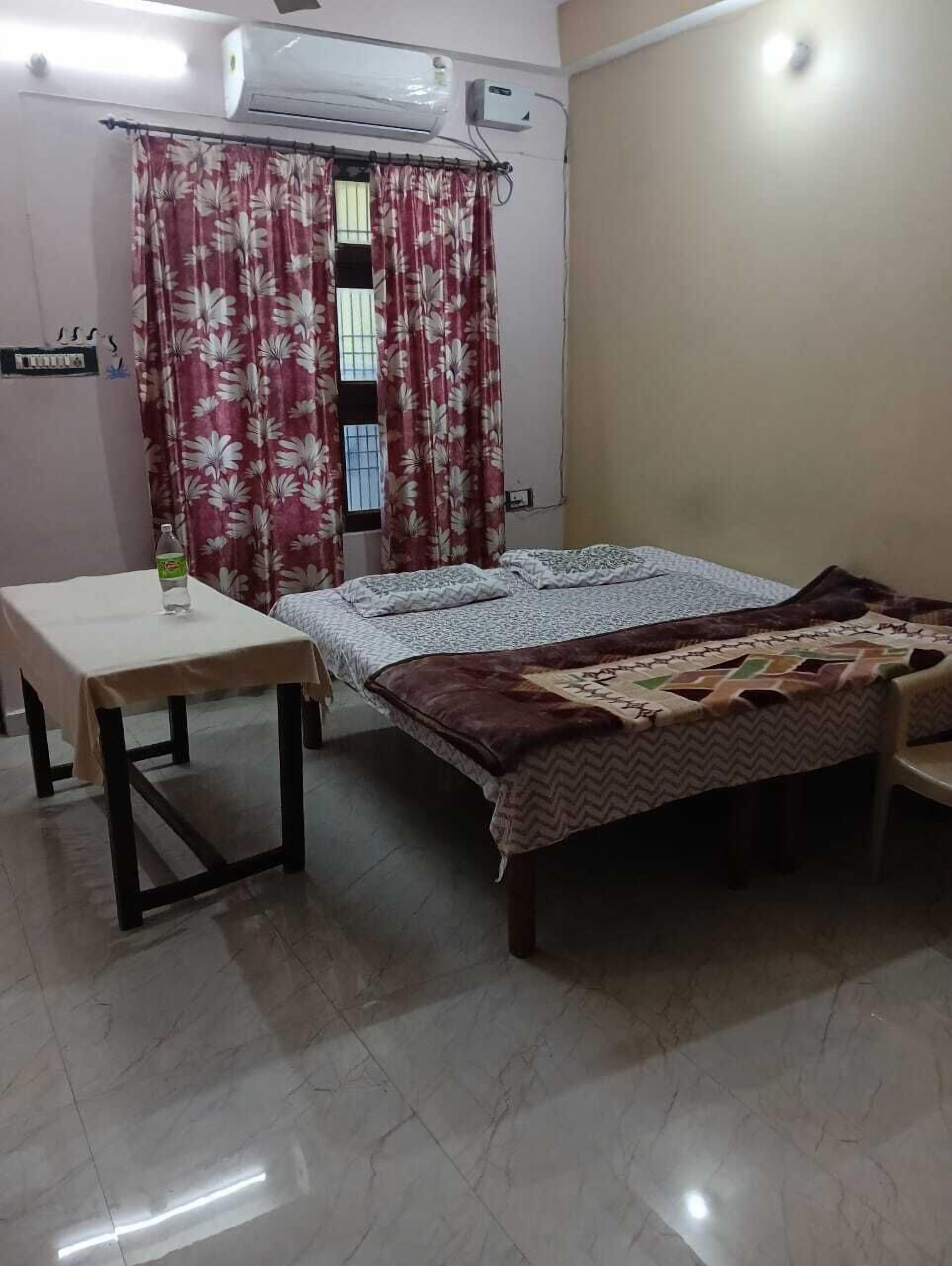 Desk, laptop workspace, rollaway beds, bed sheets