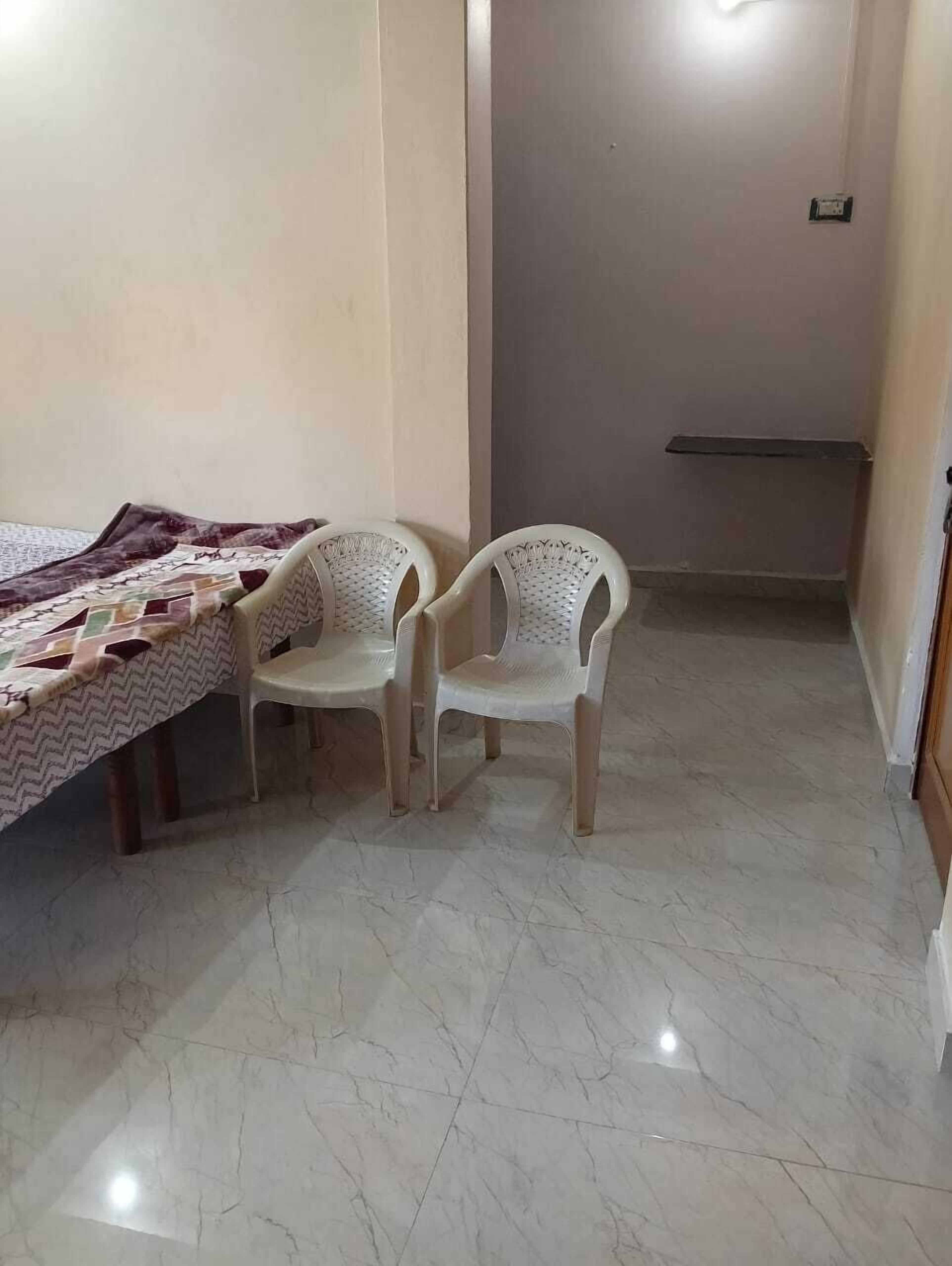 Desk, laptop workspace, rollaway beds, bed sheets