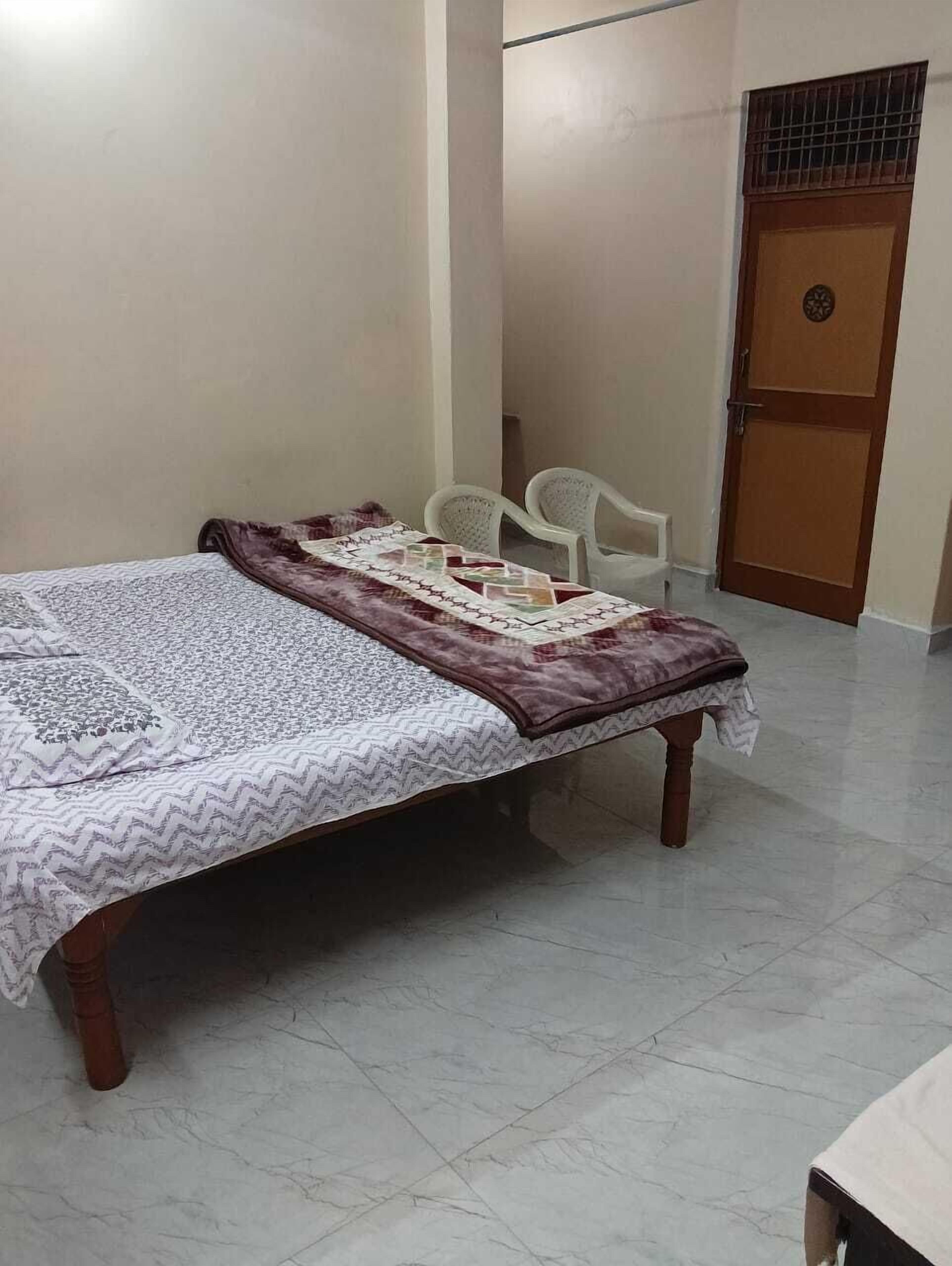 Desk, laptop workspace, rollaway beds, bed sheets