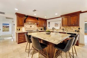 Chambre Quadruple Confort | Cuisine privée | Four, plaque de cuisson, lave-vaisselle