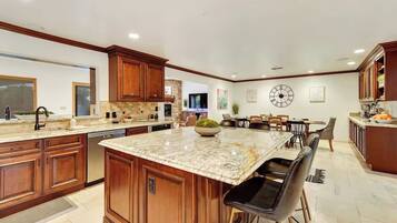 Comfort Quadruple Room | Private kitchen | Oven, stovetop, dishwasher, cookware/dishes/utensils