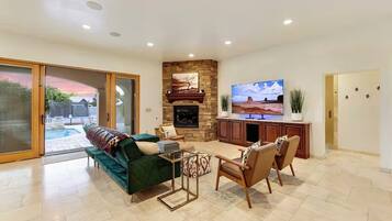 Comfort Quadruple Room | Living area