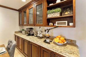 Comfort Quadruple Room | Dining - Naranja Grove Ranch - Villa in Chandler (Chandler)