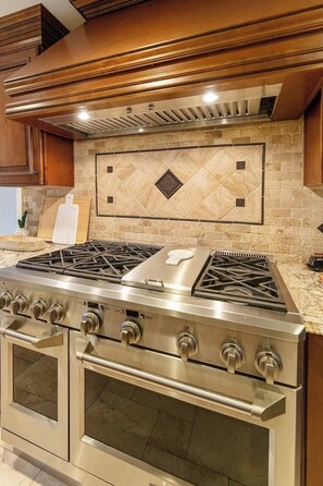 Comfort Quadruple Room | Private kitchen | Oven, stovetop, dishwasher, cookware/dishes/utensils - Naranja Grove Ranch - Villa in Chandler (Chandler)