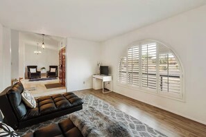 Comfort Quadruple Room | Living area