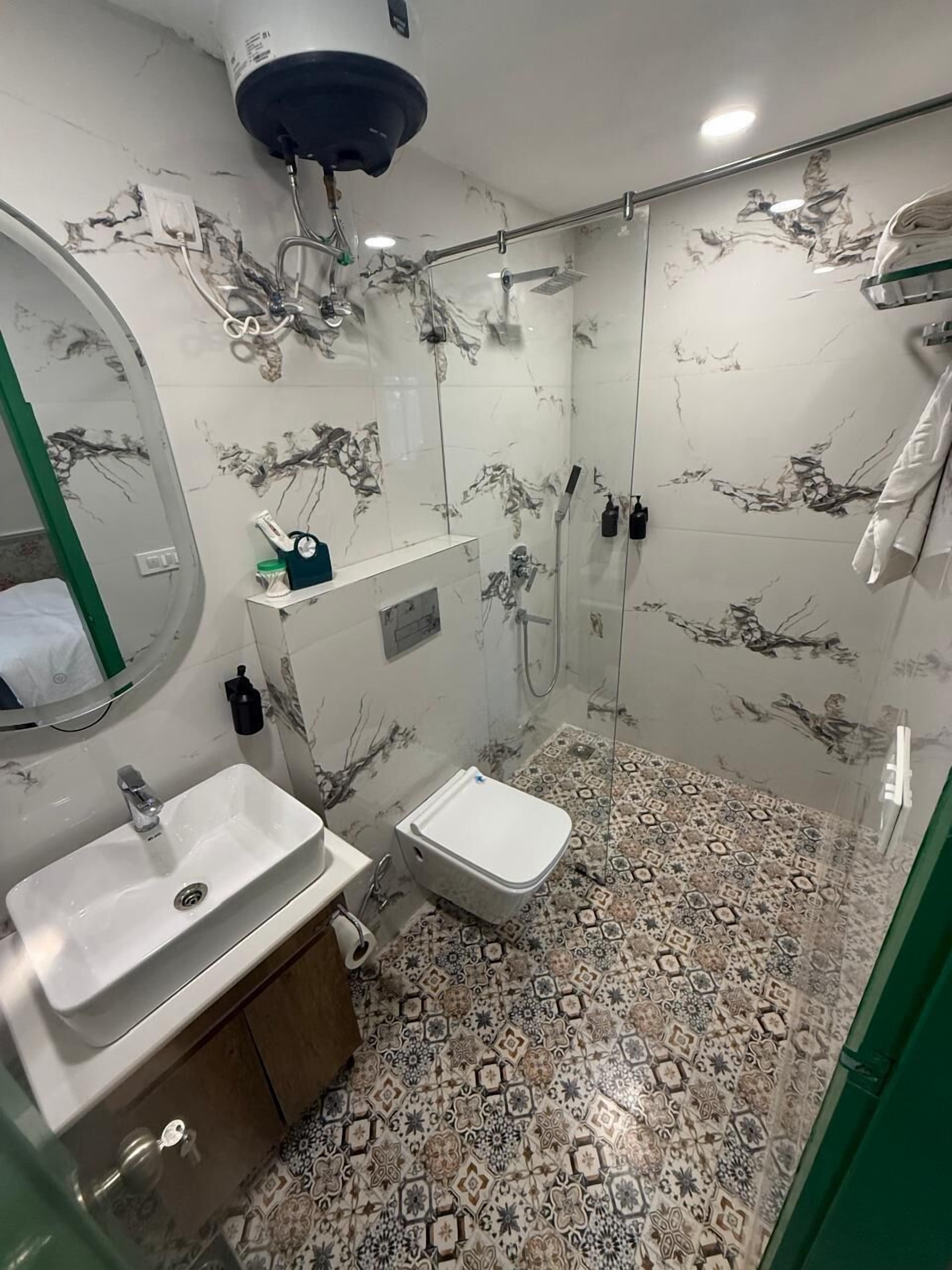 Un baño con lavamanos, inodoro y ducha.