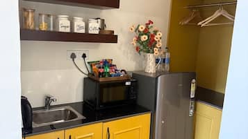 Deluxe Room, Lake View | Private kitchen