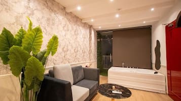 Deluxe Room, Lake View | Jetted bathtub