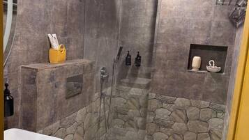 Habitació Deluxe, vistes al llac | Bany | Dutxa i tovalloles