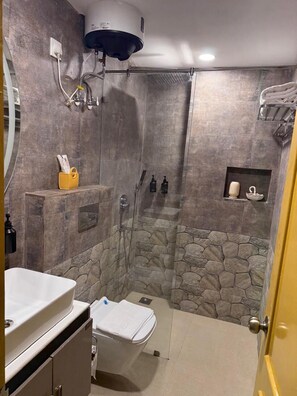 豪華客房, 湖景 | 浴室 | 淋浴設備、毛巾