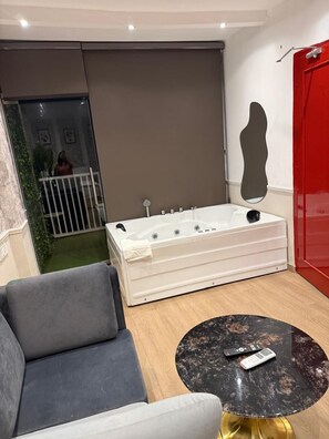 Phòng Deluxe, quang cảnh hồ | Bồn tắm thủy lực