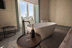 Camera, balcone, vista mare | Tende oscuranti, insonorizzazione, Wi-Fi gratuito