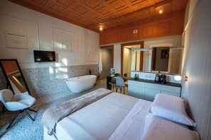 Room, Balcony, Mountain View | Blackout drapes, soundproofing, free WiFi - Des Bains Chambre & Suite (Acireale)