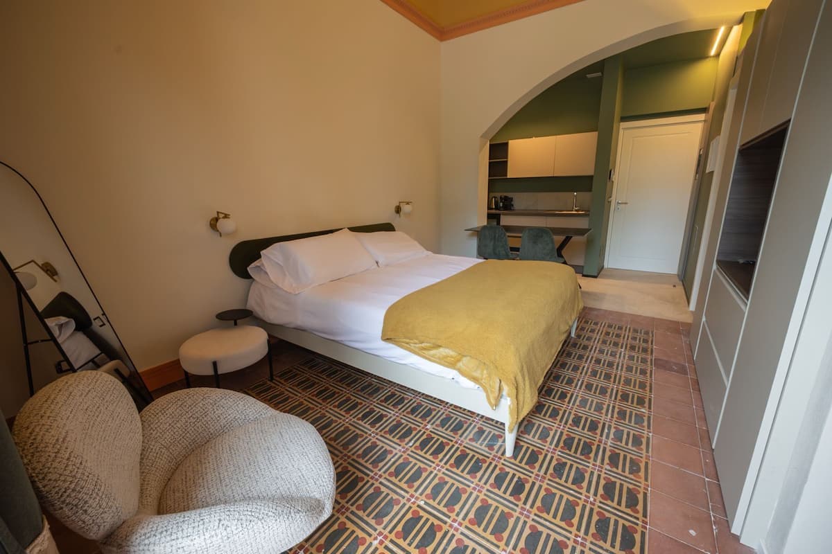 Suite – junior, terrasse, sjøutsikt | Sengetøy av topp kvalitet, dundyner, minibar og skrivebord