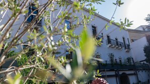 A building with multiple balconies and a clear sky. - Des Bains Chambre & Suite (Acireale)