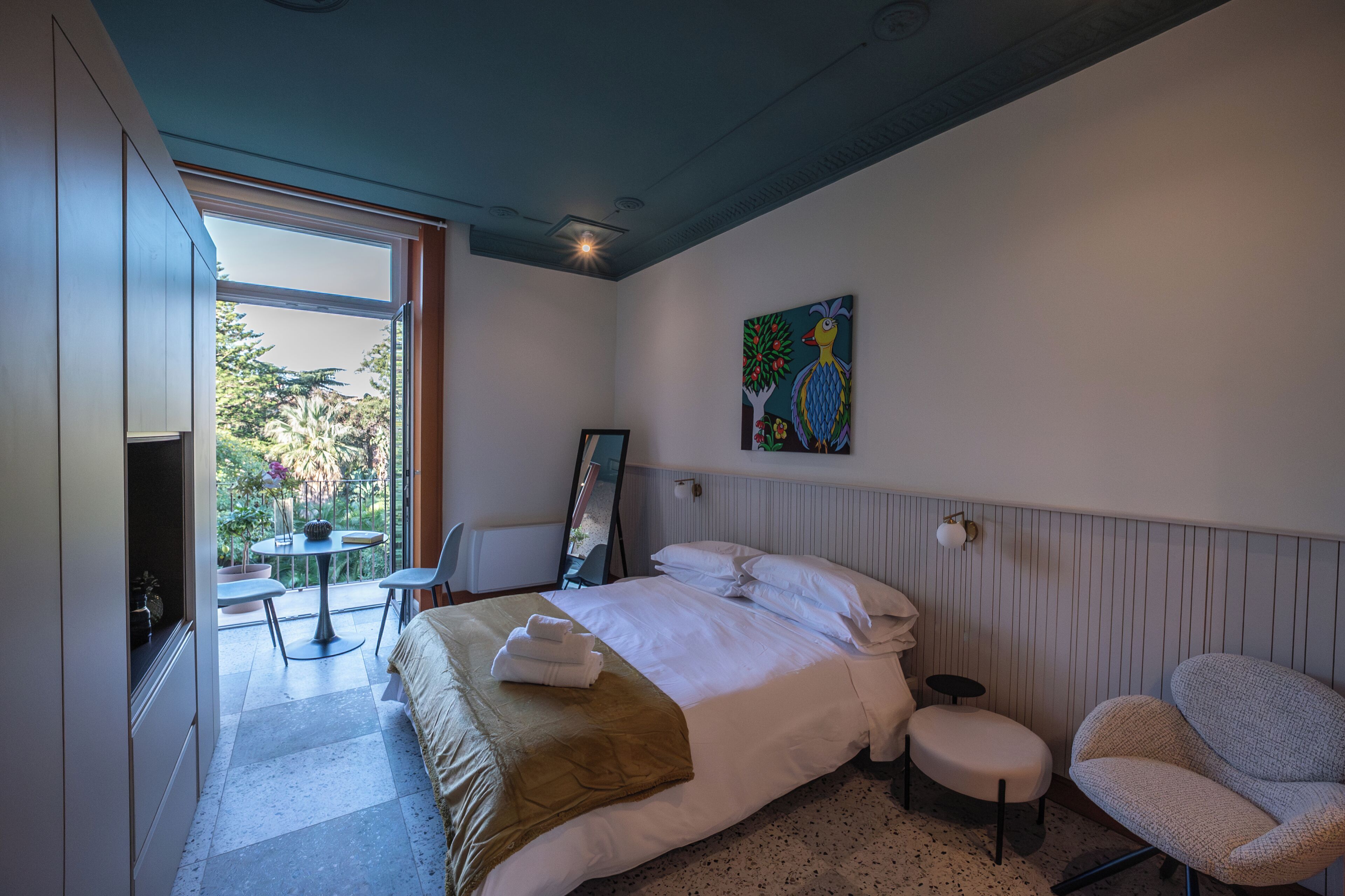 Minibar, cortinas blackout, sistema de insonorización y wifi gratis 