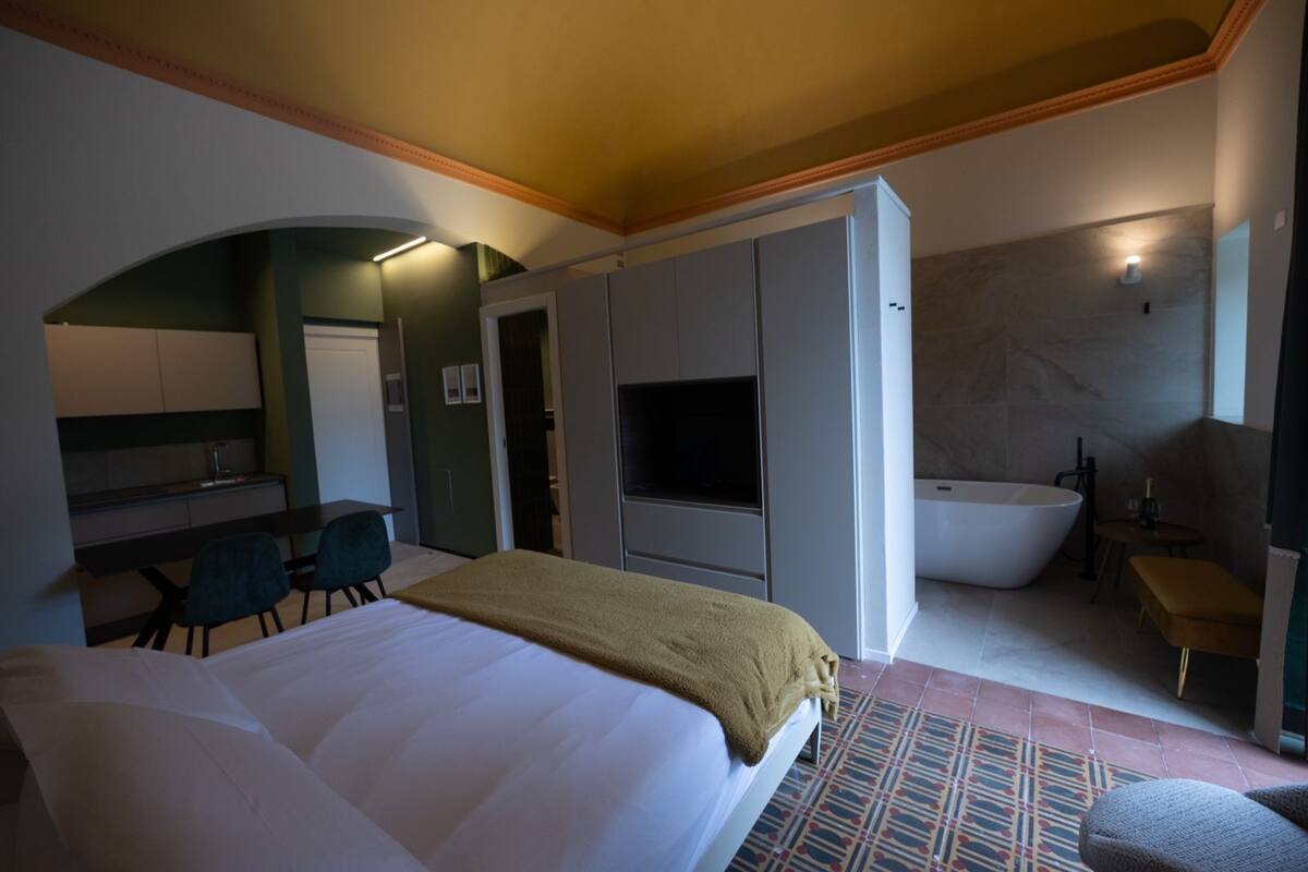 Suite, sjøutsikt | Sengetøy av topp kvalitet, dundyner, minibar og skrivebord