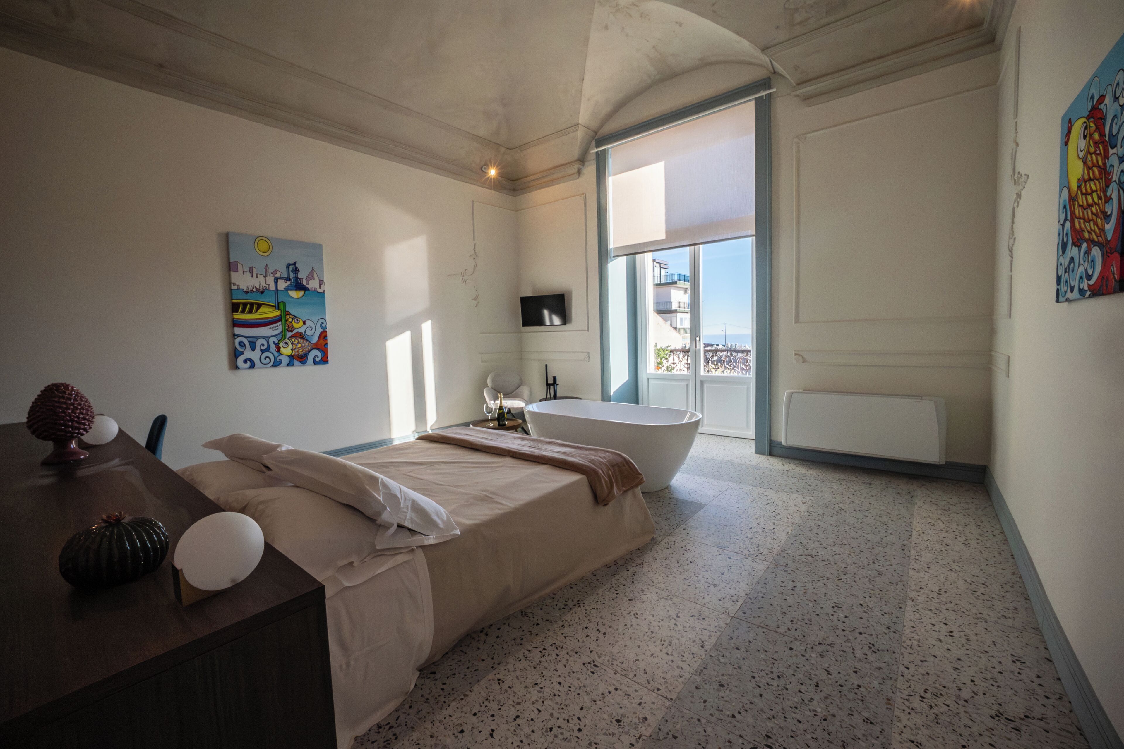 Een minibar, verduisterende gordijnen, geluiddichte muren, gratis wifi