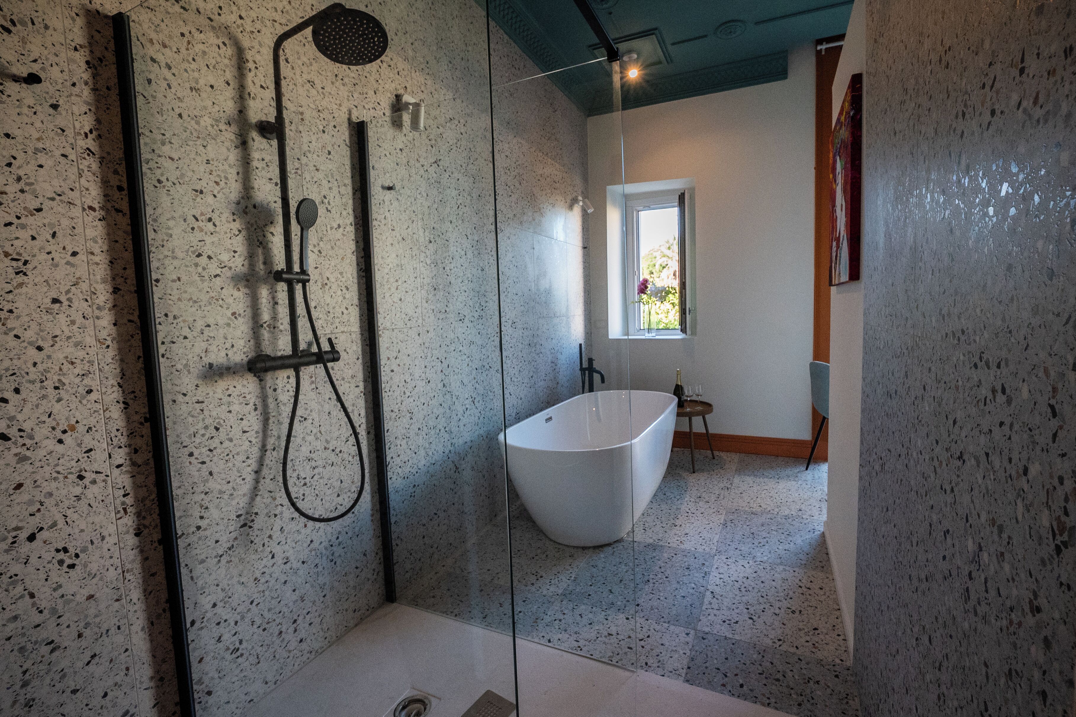 Habitación, balcón, vistas a la montaña | Baño | Bañera y ducha independientes, secador de pelo, toallas y jabón