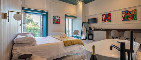 Minibar, blackout curtains, soundproofing, free WiFi