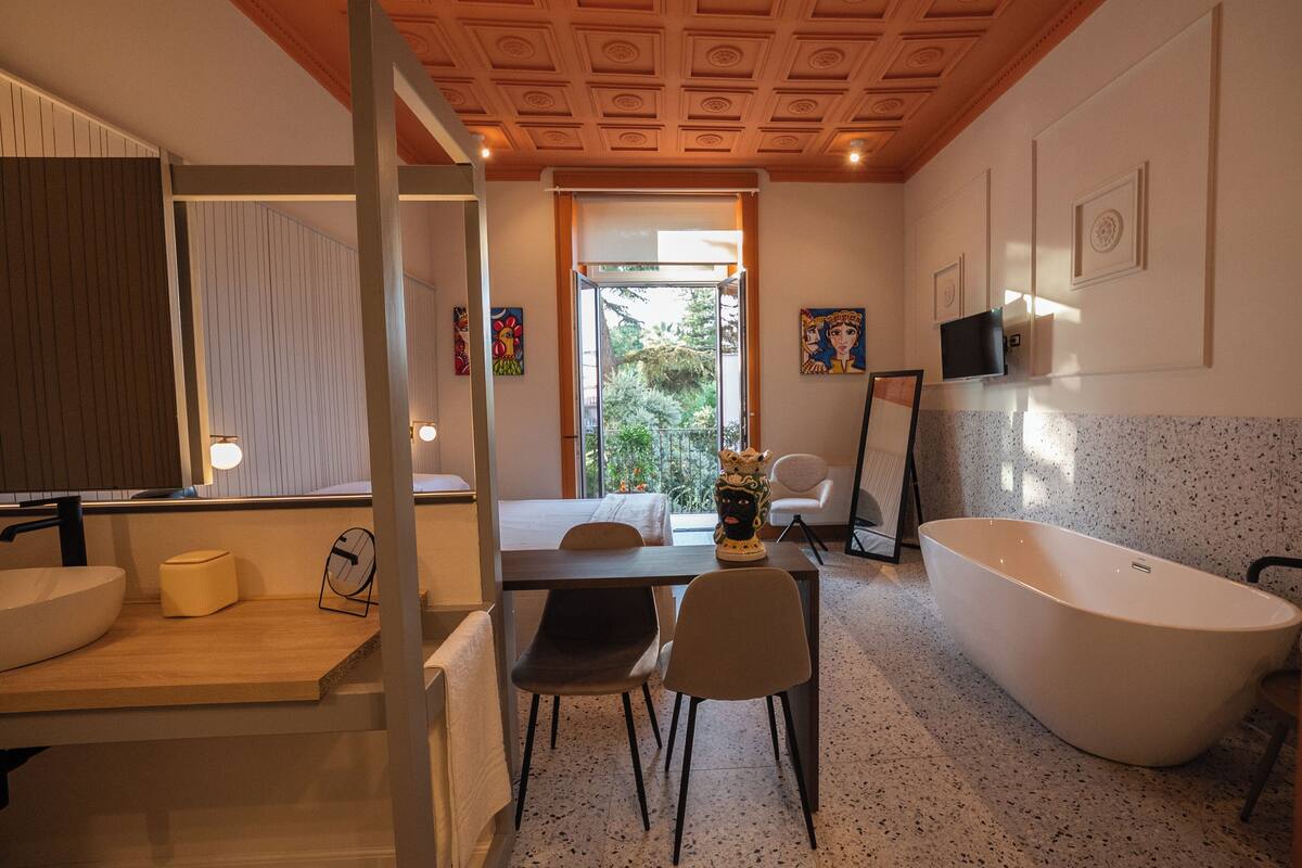 Sengetøy av topp kvalitet, dundyner, minibar og skrivebord