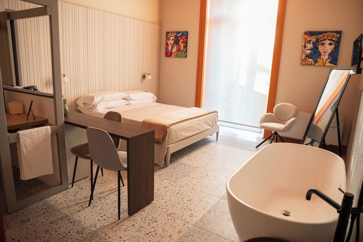 Sengetøy av topp kvalitet, dundyner, minibar og skrivebord