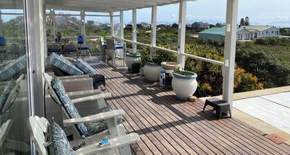 Wonderful Rooiels retreat with ocean & mountain views, sleeps 8, heated pool.