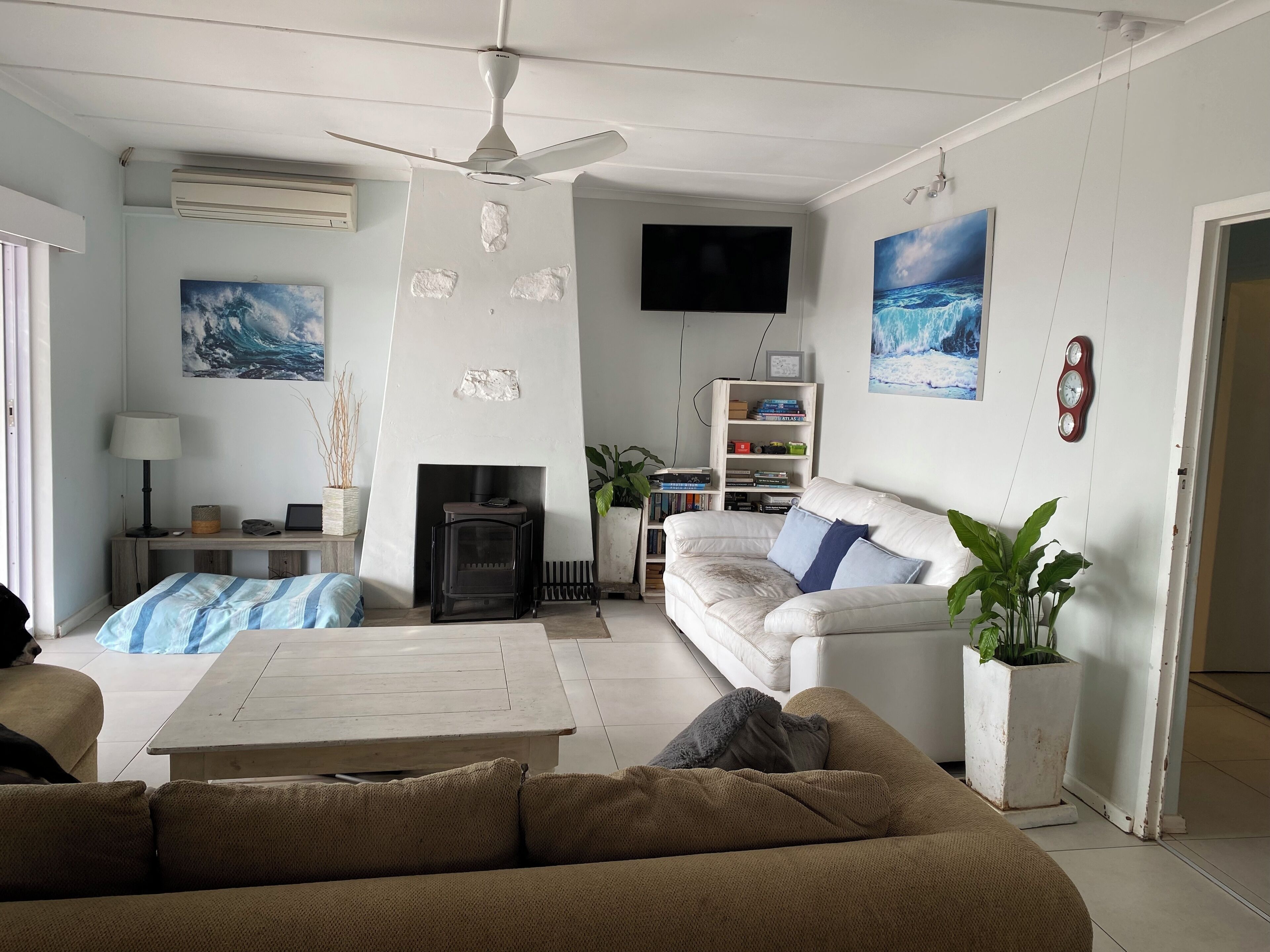 TV, fireplace