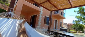 Terrace/patio - Spectacular villa with sea view,6min drive from Chania airport,near famous beach (Hordaki)