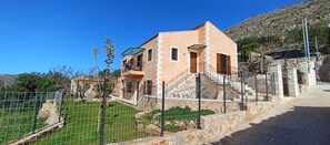 Exterior - Spectacular villa with sea view,6min drive from Chania airport,near famous beach (Hordaki)
